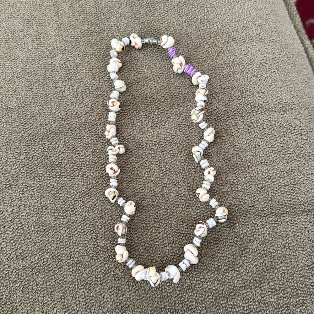 Super cute Beaded Shell Like 17” Necklace (TD)